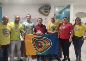 Equipe da Via Mundo com o prefeito de Guimarães, Osvaldo Gomes - Foto: Divulgação