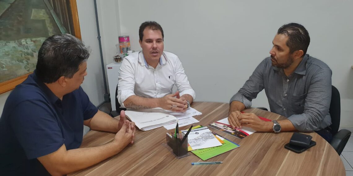 Diretores da ACM, o vice-presidente para Assuntos de Economia e Finanças, Fernando Duailibe, e o presidente da entidade, Cristiano Barroso Fernandes apresentam o Maranhão de Negócios ao Cassiano Pereira Jr, presidente da Maranhão Parcerias (Mapa) - sociedade de economia mista do Governo do Maranhão – Foto: Divulgação