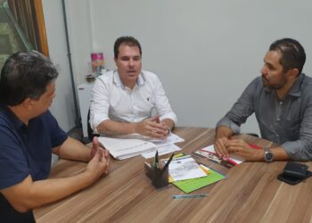 Diretores da ACM, o vice-presidente para Assuntos de Economia e Finanças, Fernando Duailibe, e o presidente da entidade, Cristiano Barroso Fernandes apresentam o Maranhão de Negócios ao Cassiano Pereira Jr, presidente da Maranhão Parcerias (Mapa) - sociedade de economia mista do Governo do Maranhão – Foto: Divulgação