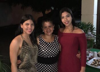 Alinez Martins entre as filhas Sara e Ana Letícia – amores da sua vida – Foto: Divulgação