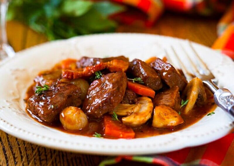 Gastronomia - Boeuf Bourguignon (bife de carne de vaca) – Restaurante Coze - Campos do Jordão - SP - Foto: Divulgação