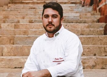 O Chef Danilo Dias, que comanda o badalado restaurante Flor de Vinagreira, vai ensinar a fazer uma deliciosa receita com camarã – Foto: Divulgação