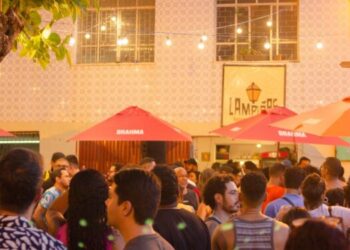Samba contagia de alegria  o Lampiões no Largo de Santo Antônio