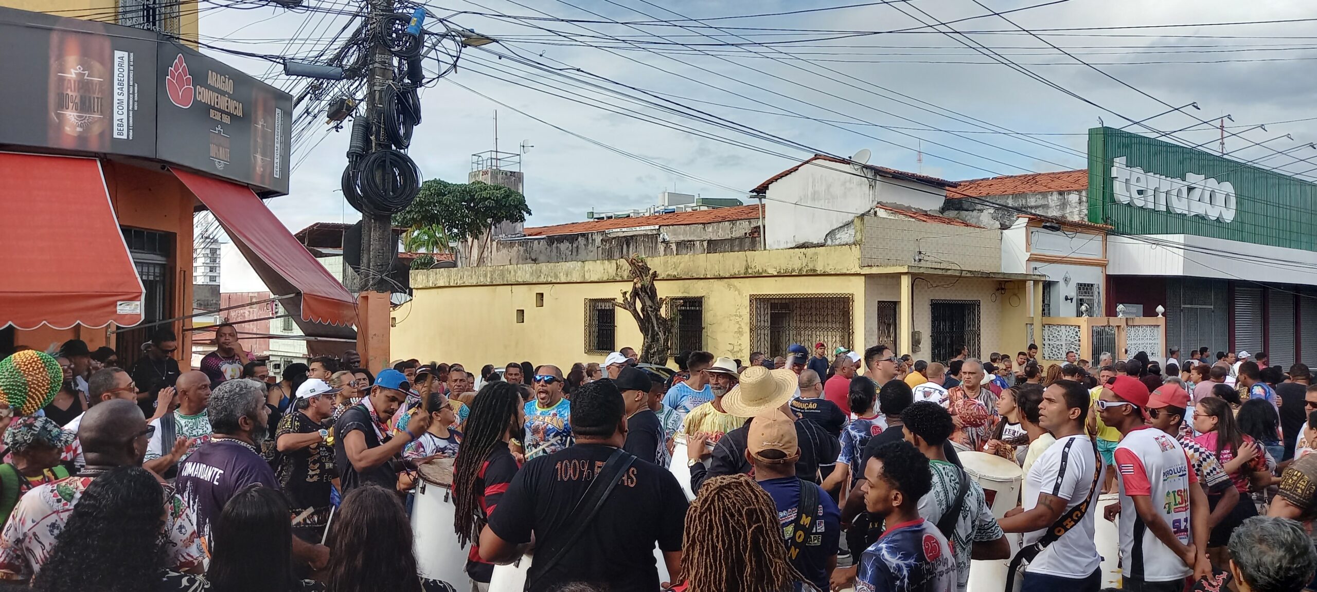 Amigos e admiradores de Paulo Salaia se concentraram no Caminho da Boiada na espera do corpo do presidente e fundador do Bloco Tradicional Os Feras – Foto: Gutemberg Bogéa