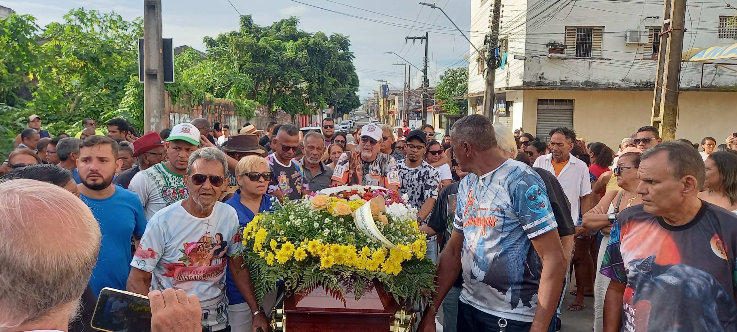 O cortejo dos blocos tradicionais, em homenagem a Paulinho Fera, tomou toda a Rua do Passeio – Foto: Gutemberg Bogéa