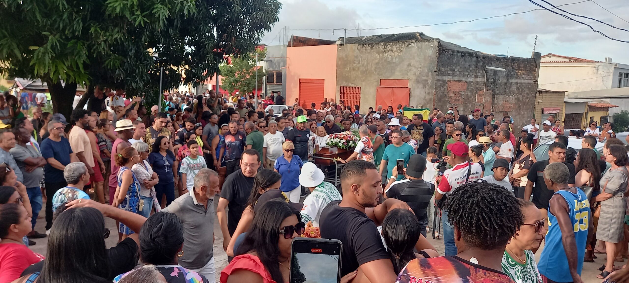 Entre foguetório, batucadas e sambas, a caminho do Cemitério do Gavião, uma emoção coletiva há muito tempo não vista, em São Luís – Foto: Gutemberg Bogéa