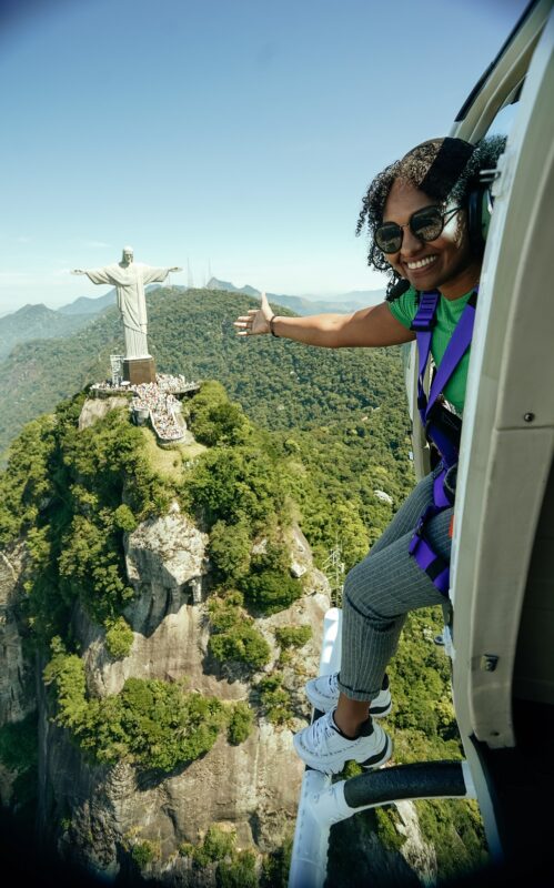 Turista aproveita para fazer um self do maior atrativo carioca, o Cristo Redentor - Foto: Divulgação