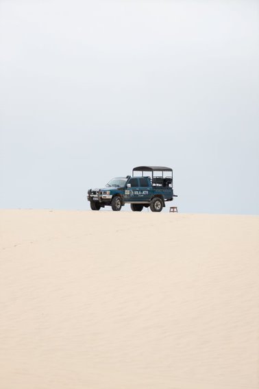 Partindo do Atins, o trajeto até as primeiras lagoas do circuito leva entre 15 a 20 minutos em veículo 4x4 – Foto: Divulgação/Vila Aty
