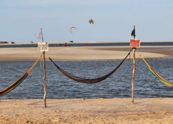 Praia de Atins possui águas rasas e calmas, sendo adequadas para crianças brincarem sob a supervisão de um adulto – Foto: Divulgação/Vila Aty
