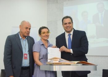 Diretor Financeiro de Crédito, Wanger Rocha e o presidente Paulo Câmara, assinam convênio com a diretora regional da Agência Francesa de Desenvolvimento (AFD), Laetitia Dufay – Foto: Divulgação