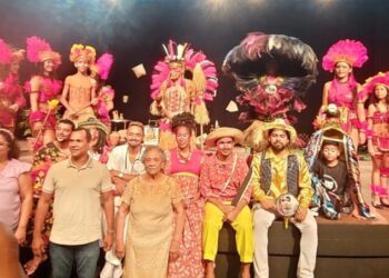 Com o elenco posando no palco, aparecem no sentido horário, Herbert de Jesus Santos, Maria José Paixão, Sandro Paixão e Maria da Conceição Paixão Silva – Foto: Divulgação