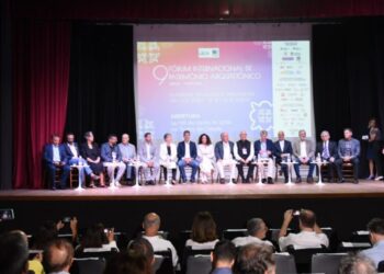 Eduardo Braide - Prefeito de São Luís, Maria Rita Amoroso (FIPA Brasil), Gonçalo Byrne (Faculdade de Arquitectura da UTL e Universidade de Alghero), Aníbal Costa (Universidade de Aveiro (UA)/Portugal e FIPA – Portugal), Jose Luís Cortés (Presidente da União Internacional Arquitetos – UIA), Nadia Someck (Presidente do Conselho de Arquitetura e Urbanismo - CAU/Br), Rafael Passos (Vice-Presidente do Instituto dos Arquitetos do Brasil – IAB), Leandro Grass (Presidente do Instituto do Patrimônio Histórico e Artístico Nacional – IPHAN), Joao Carlos (Diretor Geral da Direção Geral do Patrimônio Cultural DGPC-PT), Walter Canalles (Reitor da Universidade Estadual do Maranhão – UEMA), Rui Lourido (União das Cidades Capitais de Língua Portuguesa – UCCLA), Rui Leão (Presidente do Conselho Internacional Arquitetura Língua Portuguesa CIALP), Mário Augusto Ribas Nascimento (Organização das Cidades Brasileiras Patrimônio Mundial – OCBPM) e Katia Bogéa (Presidente da Fundação Municipal de Patrimônio Histórico – FUMPH), durante a solenidade de abertura – Foto: Veruska Oliveira