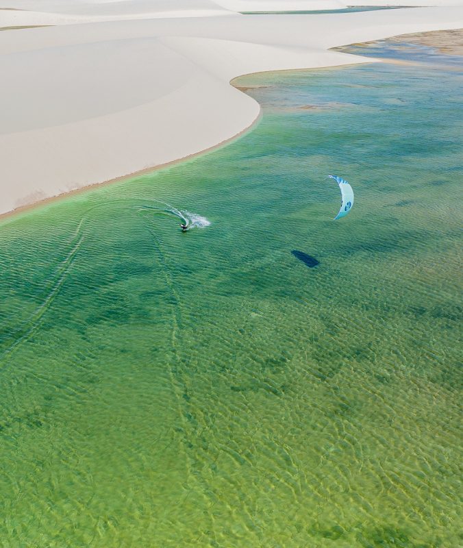 Velejar em lagoa dos Lençóis Maranhenses é uma experiência ímpar na região – Foto: Divulgação/Vila Aty