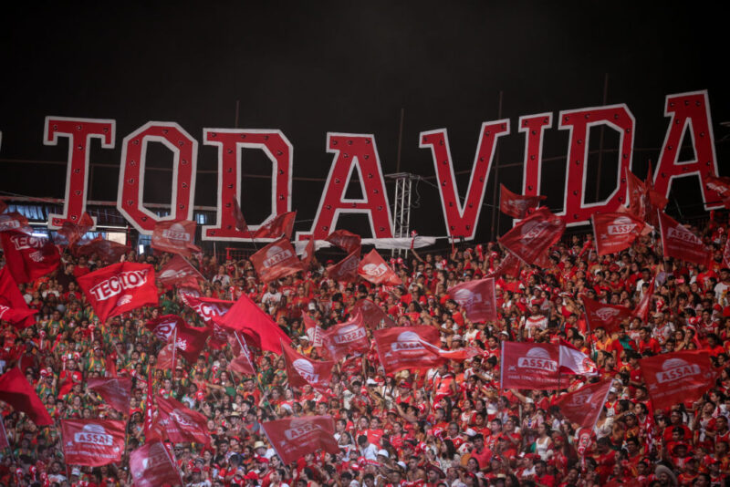 Torcida vermelha incentivou o Garantido na apresentação da sexta-feira - Foto: Lucas Silva