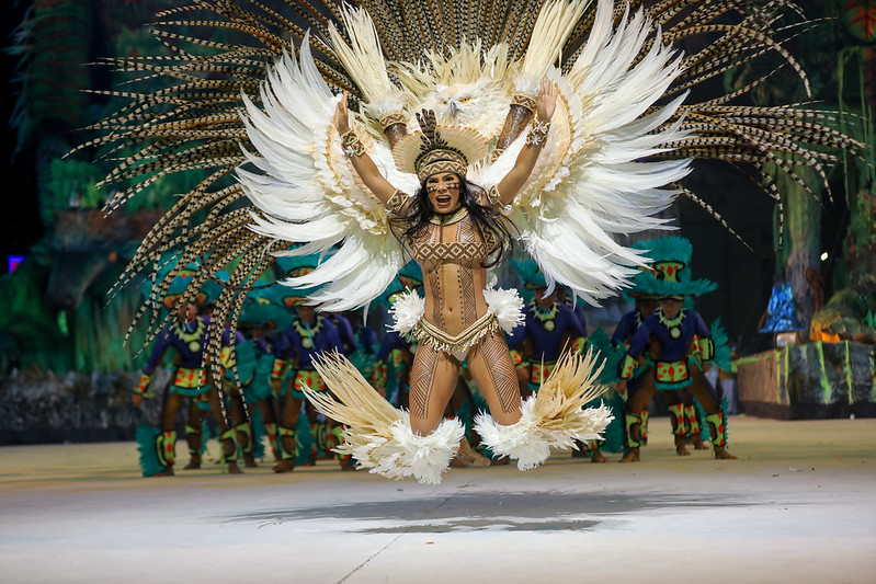 A cunhã-poranga, Marciele Albuquerque do Caprichoso demonstra toda gana pela vitória - Foto: Alex Pazuello
