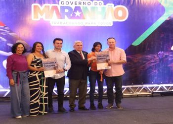 O Ministro Celso Sabino com alunas da UFMA, a Secretária de Estado do Turismo, Socorro Araújo;,o Reitor da UFMA, Natalino Salgado e o Governador Carlos Brandão – Foto: Jones Pereira
