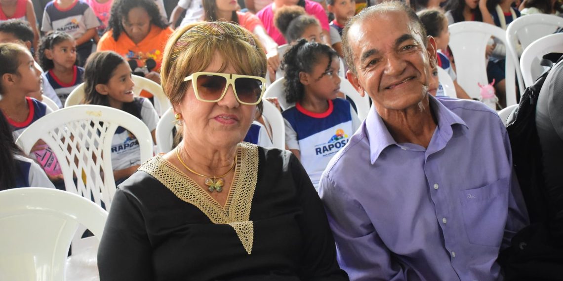 Fátima Reis relançou livro em Raposa prestigiada pelo colunista social Riba Um. – Foto: Divulgação