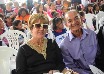 Fátima Reis relançou livro em Raposa prestigiada pelo colunista social Riba Um. – Foto: Divulgação