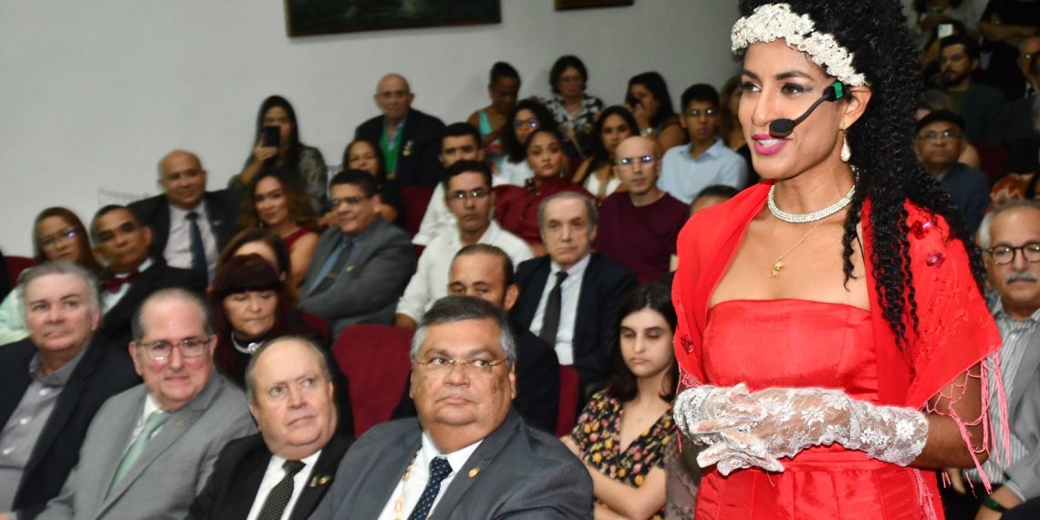 Encarnando Ana Amélia, musa de Gonçalves Dias, Amélia Cristina calou fundo o auditório da AML – Foto: Herbert Alves