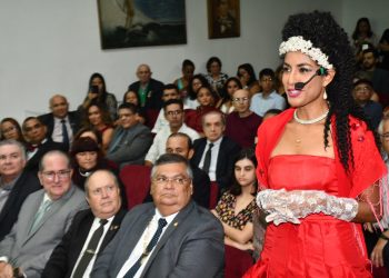 Encarnando Ana Amélia, musa de Gonçalves Dias, Amélia Cristina calou fundo o auditório da AML – Foto: Herbert Alves