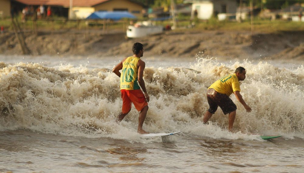 Surfistas brasileiros se aventuram no fenômeno da Pororoca desbravando o país do Norte ao Nordeste - Foto: Divulgação