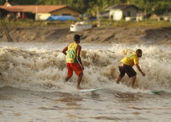 Surfistas brasileiros se aventuram no fenômeno da Pororoca desbravando o país do Norte ao Nordeste - Foto: Divulgação