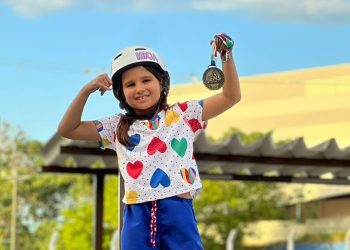 Mica Camarão como é carinhosamente chamada com a medalha do Jem’s pela Escola Crescimento – Foto: Divulgação