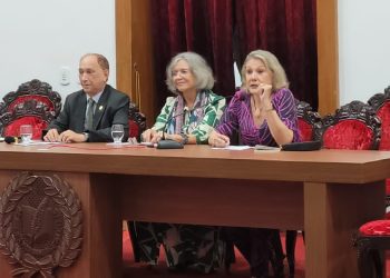 Ana Miranda, ladeada por Lourival Serejo e Ceres Fernandes – Foto: Divulgação