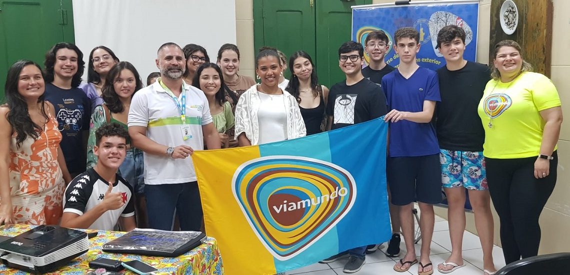 Estudantes Estrangeiros recepcionados pela Via Mundo visitam Centro Histórico de São Luís. No detalhe, o Secretário Municipal de Turismo, Saulo Santos recebendo os intercambistas – Foto: Divulgação