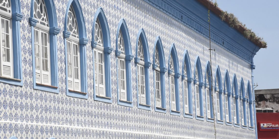 Uma das joias da engenharia lusitana, no século retrasado, o Palacete Gentil Braga, destaca-se pela imponência da sua azulejaria – Foto: Paulo Caruá