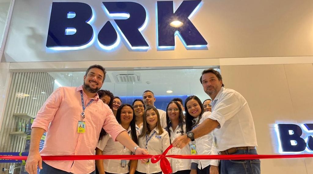  O Gerente Comercial Raniere Paiva e o Diretor da BRK Maranhão Otávio Junaqueira na inauguração da nova loja da BRK no Pátio Norte Shopping - Foto: Divulgação