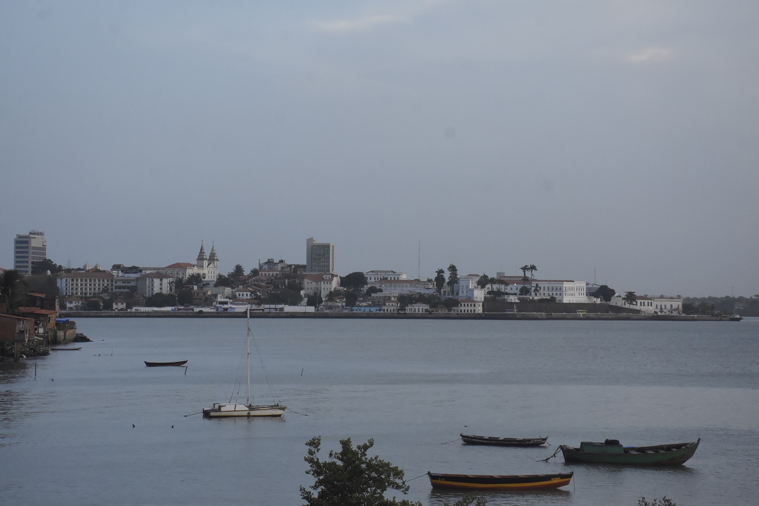 A beleza histórica e arquitetônica do Centro Histórico de São Luís presenciada em toda sua plenitude e emoldurada pelas tradicionais e modernas embarcações que navegam na baía de São Marcos - Foto: Paulo Caruá
