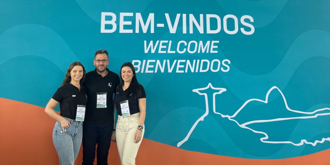 Representantes do Fazzenda na ABAV. Da esquerda para a direita: Ana Caroline Segata, Silva e Helton Tambosi e Kreice de Souza - Foto: Divulgação