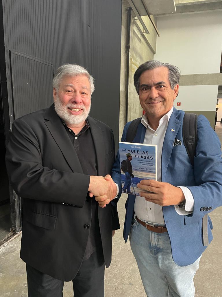 O escritor Luiz Thadeu com o americano Steve Wozniak, dono da Apple, em encontro na ABAV, no Rio de Janeiro – Foto: Divulgação