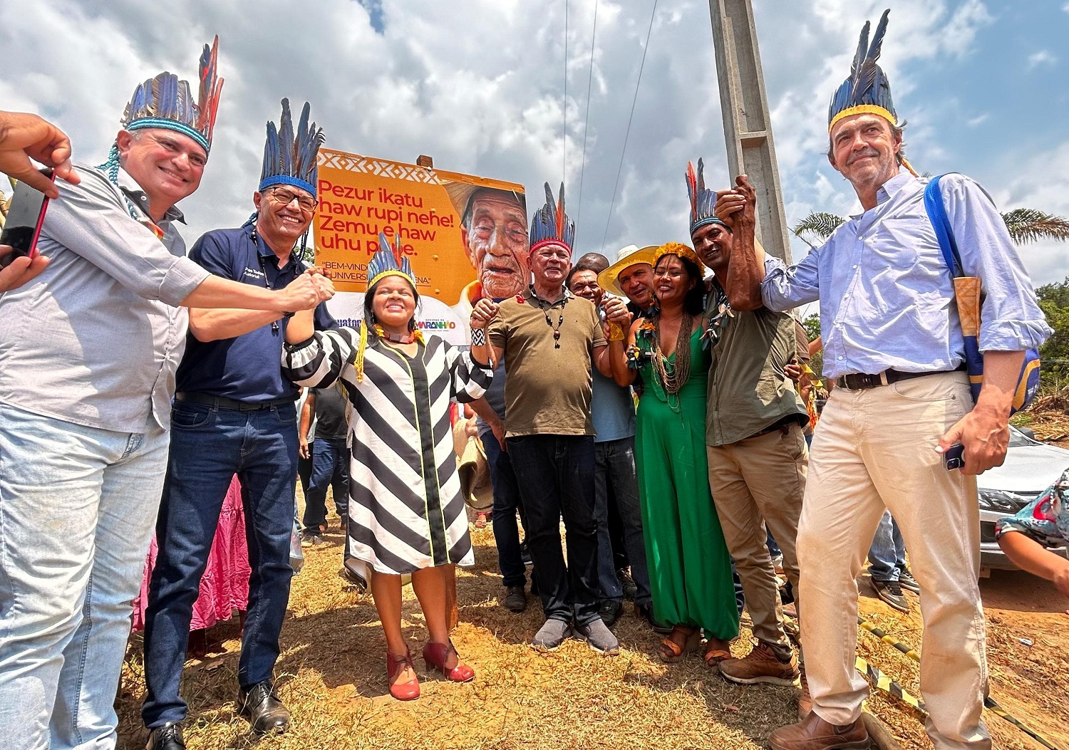 O descerramento de placa do Centro de Saberes com a presença do Albertino Leal (Sebrae), Sérvio Túlio (Equatorial Energia), Ministra Sônia Guajajara, o governador Carlos Brandão, Fabiana e Silvio Guajajara e Carlos Schmidt (Fribal) - Foto: Meirelles Jr.