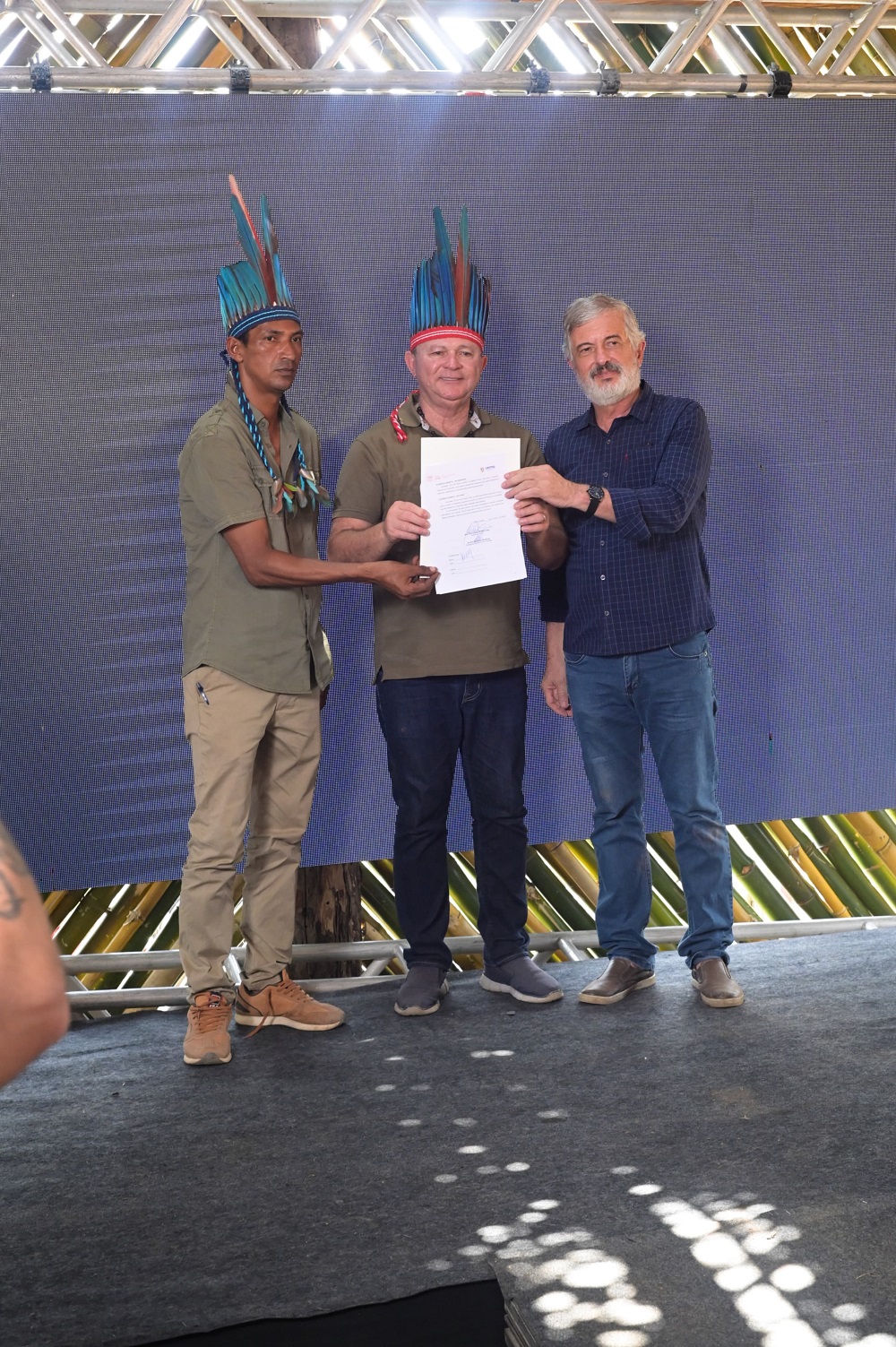 Silvio Guajajara, governador Carlos Brandão e Walter Canales Santana, Reitor da UEMA, com documento assinado para celebração de cooperação entre a instituição de ensino superior e o CST - Foto: Meireles Jr 