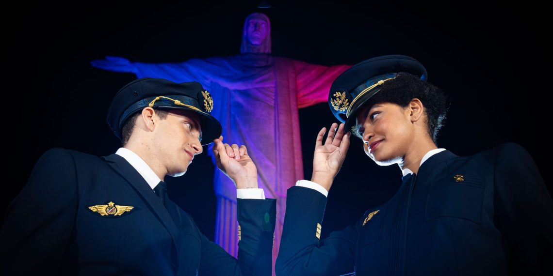 Air France celebra 90 anos de elegância com projeção de luzes e desfile no topo do Corcovado