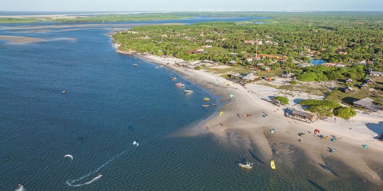 Praia de Atins é reduto de kitesurfistas entre os meses julho e dezembro, período em que os ventos costumam estar mais fortes - Foto:Divulgação