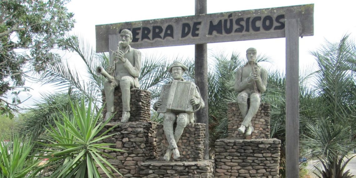 Entrada da Cidade de Belo Jardim, o monumento em homenagem aos artistas locais, ilustrando o cenário paisagístico de mais um rico e natural destino brasileiro – Foto: Divulgação