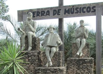 Entrada da Cidade de Belo Jardim, o monumento em homenagem aos artistas locais, ilustrando o cenário paisagístico de mais um rico e natural destino brasileiro – Foto: Divulgação