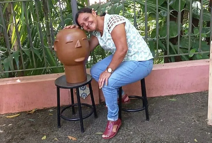 A ceramista Cida Lima mostra a arte feitado do barro – Foto: Divulgação