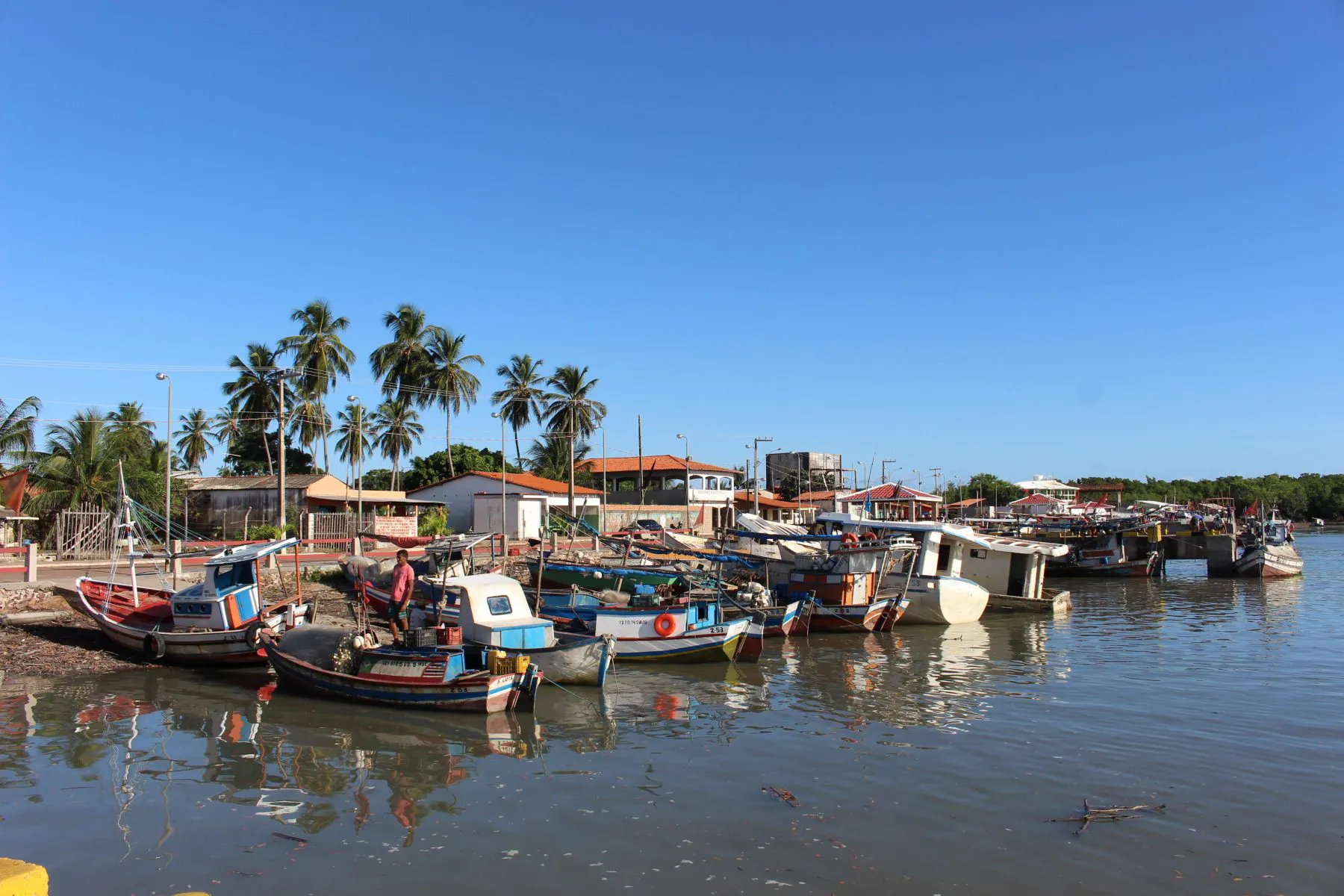 Embarcações tradicionais que cruzam as praias, rio e igarapés na Raposa fortalecendo a economia pesqueira - Foto: Rodrigo Allef