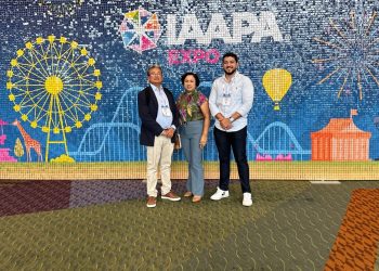 Atentos as inovações da IAAPA Expo 2023, em Orlando, na Flórida: Carlos, Mara e Pablo Madeira (Valparaíso Adventure Park) vislumbram novas atrações para o empreendimento maranhense localizado no município de Paço do Lumiar - Foto: Divulgação