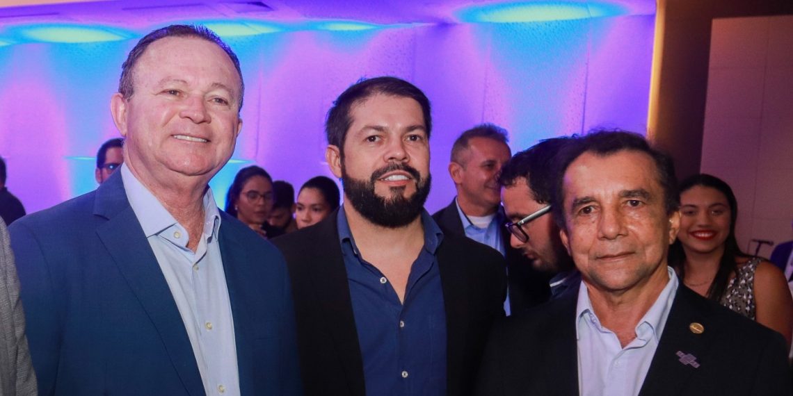 O governador Carlos Brandão, Odilon Duarte (presidente da Associação dos Jovens Empresários do Maranhão) e o presidente do Conselho Deliberativo Estadual do Sebrae no Maranhão, Celso Gonçalo, durante a Expo Indústria – Foto: Divulgação