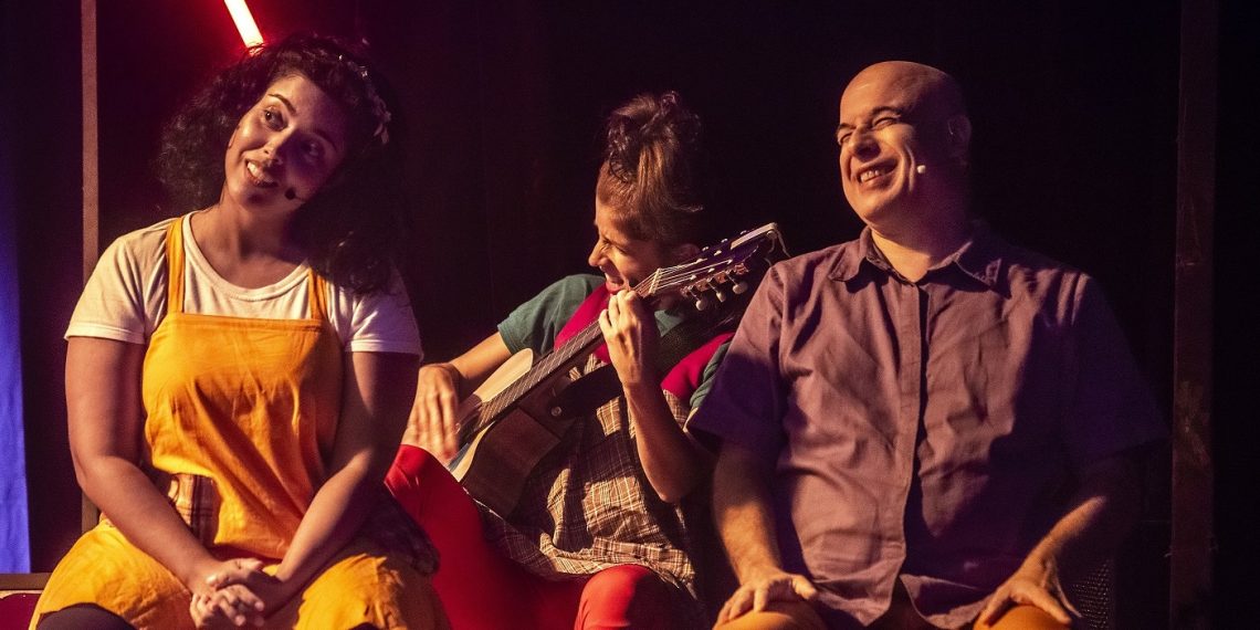 A peça discute temas como educação infantil, hipermasculinização e hiperfeminilização impostas à s crianças â Foto: Dalton Valério