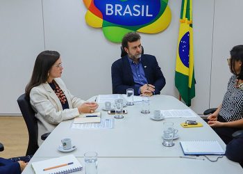 Presidente da Embratur, Marcelo Freixo, em reunião com a secretária de Comércio Exterior do Ministério do Desenvolvimento, Indústria, Comércio e Serviços (MDIC), Tatiana Prazeres, para alinhar estratégia para potencializar o turismo brasileiro no exterior - Foto: Renato Vaz