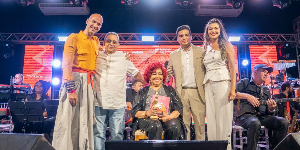 Alcione com os idealizadores da Festa da Música no Maranhão, Emanuel Jesus, Ellen Soares, o maestro Zé Américo e o diretor do Centro Cultural Vale, Gabriel Gutierrez – Foto: Rogério Sousa