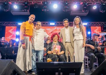 Alcione com os idealizadores da Festa da Música no Maranhão, Emanuel Jesus, Ellen Soares, o maestro Zé Américo e o diretor do Centro Cultural Vale, Gabriel Gutierrez – Foto: Rogério Sousa