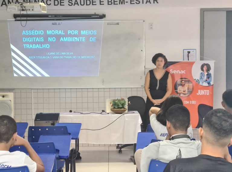 A juíza do Trabalho, Liliane de Lima Silva mediando a palestra “Assédio Moral por Meios Digitais no Ambiente de Trabalho – Foto: Ascom/Senac