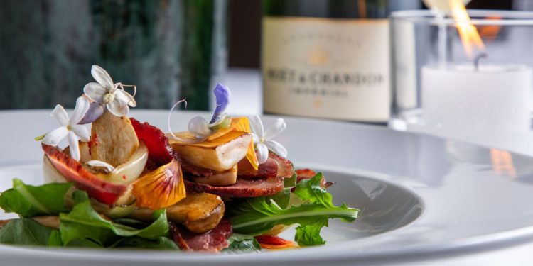 Mini legumes no vapor, Consomê de tomate, Tah tsai e Flores - Foto: Divulgação